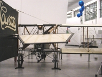 Mittelpunkt der Ausstellungseinheit: Ein Curtiss-Doppeldecker aus der Pionierzeit der Luftfahrt.